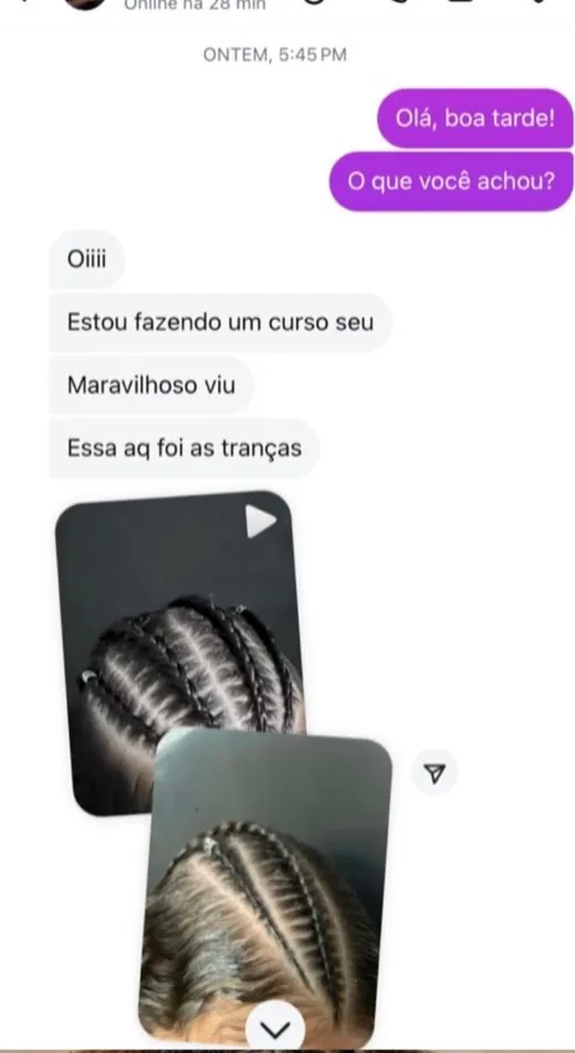 Aluna mostrando as tranças que fez durante o curso